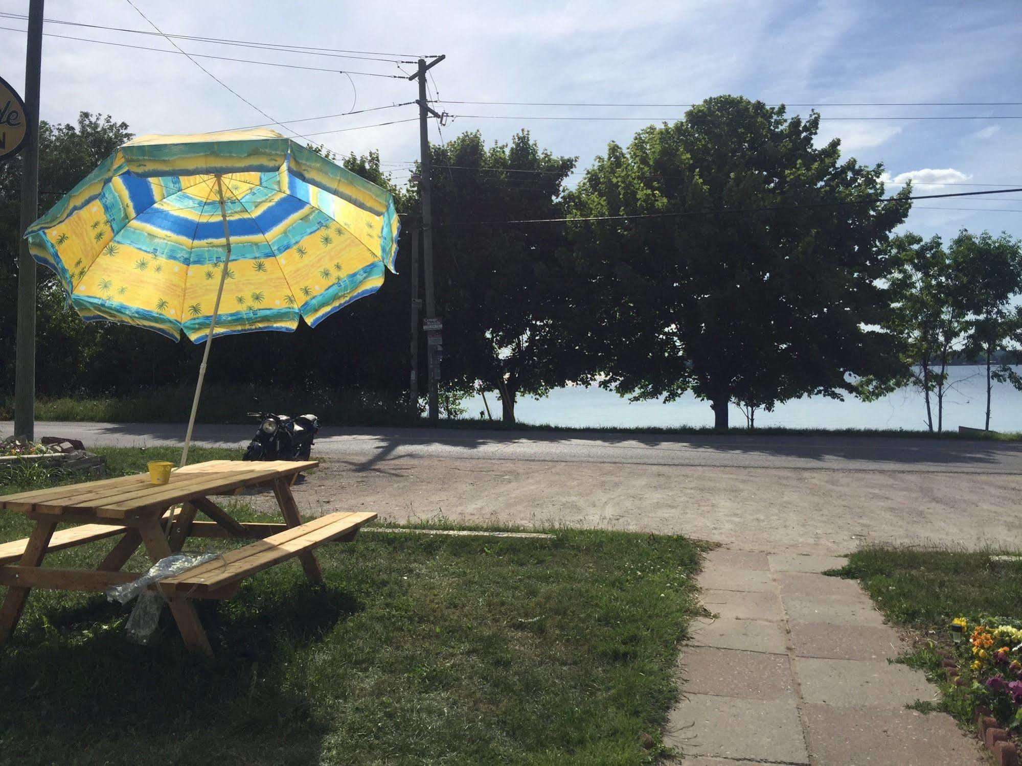 Lakeside Inn Orillia Bagian luar foto